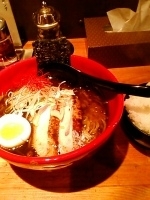 「トントロ炙りチャーシュー黒極み ライス」@黒味噌らーめん 初代けいすけ 品川店の写真