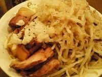 「ぶた入り油そば（麺硬め）（ヤクミ・やさい多め）」@にかいやの写真