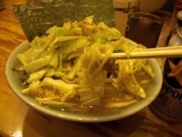 「ラーメン650円+キャベチャー100円+ほうれん草多め50円」@洞くつ家の写真