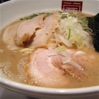 「黒ラーメン（￥700）マル秘トッピング（￥100）」@麺屋 のすけの写真