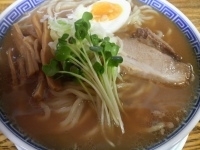 「ラーメン（650円）中盛サービス」@明心角ふじの写真