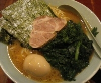 「ほうれん草ラーメン（中）+味玉+ギョーザ+サービスライス」@麺家 ばくの写真