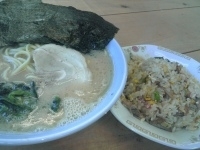 「らーめん中盛り&チャーハン」@横浜ラーメン とんこつ家 鹿島店の写真