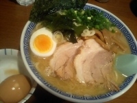 「とんこつ塩ラーメン（中盛無料）+味玉（680円+100円）」@麺屋 律の写真