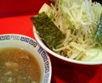 「ブタ・玉子入りザルラーメン チーズ ヤサイ ニンニク」@ラーメン二郎 府中店の写真