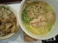「マル得セット（白鶏ラーメン+味玉+鶏そぼろ丼）950円」@鶏の穴の写真