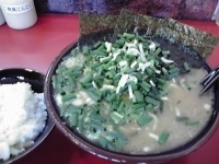 「ラーメン中盛り740円+万能ネギ50円+ライス130円」@環2家の写真
