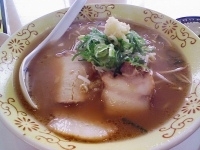 「とんこつしょうゆ（ニンニク入り）+おにぎりセット」@大阪ふくちぁんラーメン 岸和田店の写真