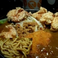 「こいこくカレーラーメン（普通）+特盛+ロースとんかつ+鶏の唐揚げ」@麺屋 ここいち 新宿小滝橋通り店の写真