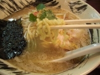 「旭川正油らーめん（濃厚豚骨）+しゃけいくら親子ごはん（でっかいど」@北海豚骨麺屋 銀鈴の写真