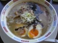 「白濁ラーメン 700円 味玉付」@らぁめん酒房 手打ちラーメン まるめしあんの写真