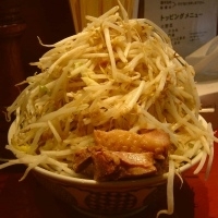 「ラーメン 650円（野菜多め・にんにく・アブラ多め・味濃いめ）」@麺香房 暖々の写真