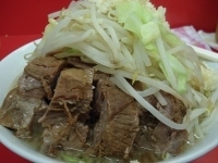 「小らーめん+豚入り（太麺、野菜、ニンニクダブル）」@らーめん豚喜の写真