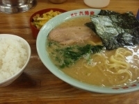 「中ラーメン（硬め）+ャベチャーとライスのセット」@六角家 羽田店の写真