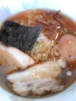 「醤油らーめん（680円）、コーチン煮玉子（100円）、まかないチ」@支那そばや和光 新横浜ラーメン博物館分店の写真