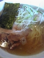 「塩らーめん（サービスで中盛り）620円+地鶏の味付きたまご100」@荻窪らーめん 栄龍軒の写真