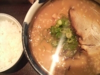 「醤油とんこつ（太麺）￥600+ご飯（サービス）」@梟 銀座店の写真