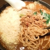 「こいこくカレーラーメン（期間限定）（辛口）+チーズ+特盛り」@麺屋 ここいち 新宿小滝橋通り店の写真