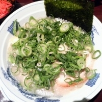 「白らぁうめん￥670+クーポン使用（青ネギ）+サービスライス、バ」@三代目 ◯助 MARUSUKEの写真