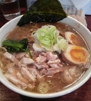 「自然洞ラーメン（黒）+乱切りチャーシュー+味玉」@自然洞 麺舗の写真