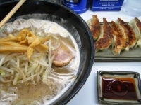 「正油らーめん+餃子 700円+500円」@らーめん小国の写真