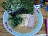 「ラーメン（麺硬め）」@六角家 六角橋本店の写真