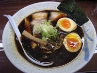 「富山ブラック黒醤油らーめん」@麺家いろは 物産ベスト百選の写真