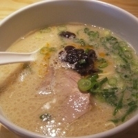 「白丸元味（カタメ）+替え玉」@一風堂 湘南SEASIDEの写真