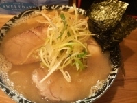 「ラーメン+特製（トッピング）」@らーめん マル汁屋の写真