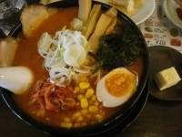 「辛い味噌だいたい全部のせらぁめん、ランチ焼餃子（3個）」@らーめん大草原 本店の写真