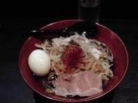 「黒味噌味玉ラーメン（大盛り） 880円+ライス（サービス）」@初代けいすけの写真