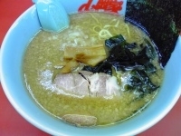 「プレミアム醤油とんこつ（硬め）」@ラーメン 山岡家 高崎中尾店の写真
