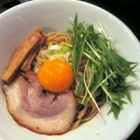 「比内地鶏脂の油そば 卵黄付 730円」@音麺酒家 楽々の写真