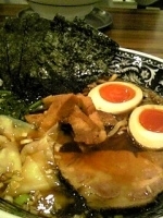 「特中村屋醤油+真空平打麺+焼豚たたき飯」@中村屋の写真