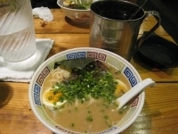 「長浜ラーメン（あっさり）+替え玉（カタメ）+辛玉（ZSPMBV）」@ハングリードラゴンの写真