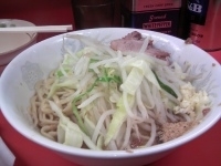 「汁なし小（にんにく、魚粉） 600円+生卵 50円」@ラーメン二郎 環七一之江店の写真