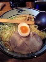 「濃厚鶏白湯ラーメン（平打ち）中盛+半ライス」@麺酒場屋台麺家とみ 千葉富士見店の写真