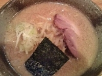 「豚骨しょう油らあ麺 太麺（600円）」@らあ麺 やったるの写真