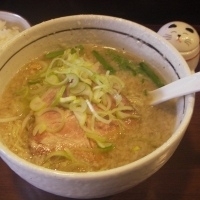 「こってり醤油ラーメン+半ライス」@麺屋 旬の写真