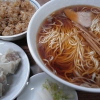 「本日のサービスセット（ラーメン/焼売/半チャーハン） 800円」@巴家料理店の写真