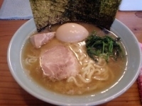 「ラーメン（麺硬め）+味付け玉子」@横浜家系ラーメン やややの写真