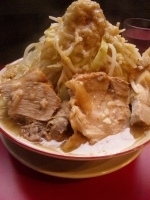 「豚ラーメン大（400g）全マシ/ニンニクダブル 930円」@用心棒の写真