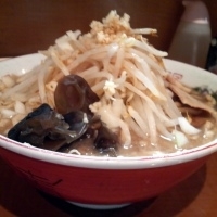 「ラーメン￥700+クーポン大盛り（ヤサイマシ・玉ネギ少し・ニンニ」@らーめん ぽっぽっ屋 水道橋店の写真