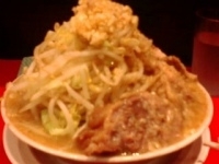「豚ラーメン（野菜・ニンニク・アブラ）830円」@用心棒の写真