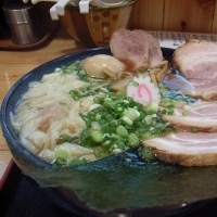 「ちゃあしゅうめん大盛り+味付玉子+ワンタン+モモ肉ちゃあしゅう」@麺や 道楽の写真