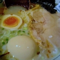 「濃厚鶏白湯ラーメン+味玉（クーポン） 680円」@麺酒場屋台麺家とみ 千葉富士見店の写真
