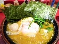 「ラーメン中（油多め） 海苔 味玉」@厚木家の写真