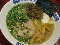 「塩ラーメン￥680+烏骨鶏肉￥210+温泉玉子￥100」@烏骨鶏ラーメン 龍 鴻巣店の写真