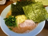 「ラーメン中700円 のり増し50円 ライス（サービス）」@横浜ラーメン 武蔵家 中野本店の写真