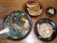 「Bセット（しょうゆらーめん+半チャーハン）+半餃子」@荻窪手もみラーメン 十八番の写真